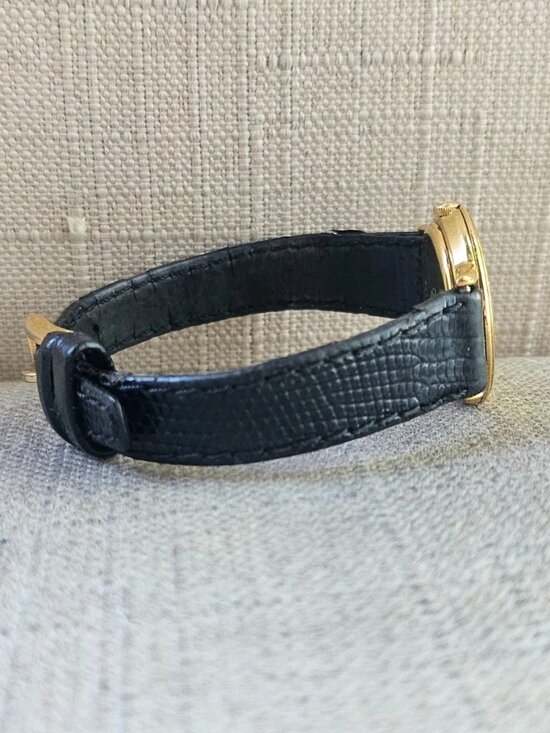 Vintage Gucci Women Wristwatch Gold Tone Case Swiss Made Analog Watch Auth main image 11